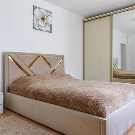 Apartmán Naukova Street *